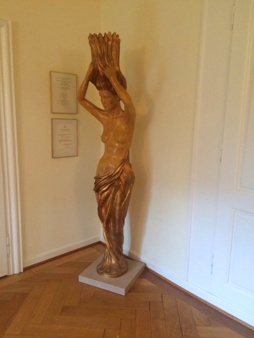 IMG_4287_600x800_restaurierte_Singerhaus-Dame